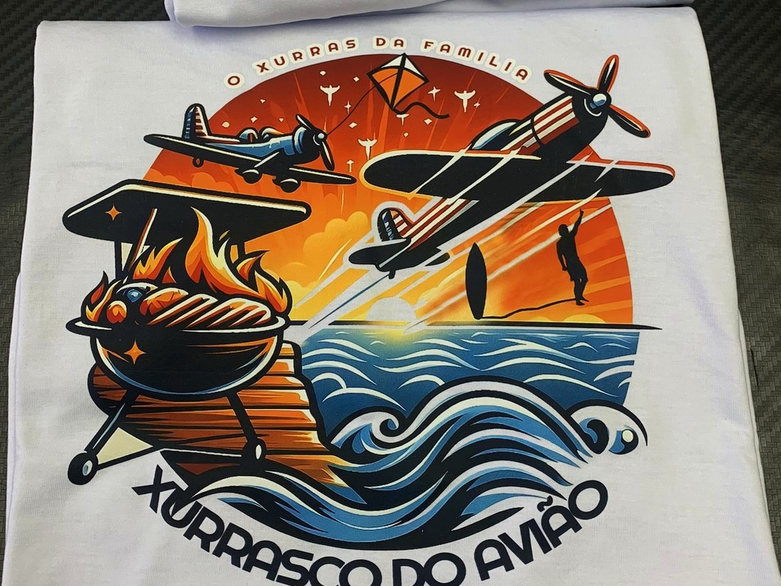 Camiseta branca com estampa colorida, pedido real produzido pela DRx