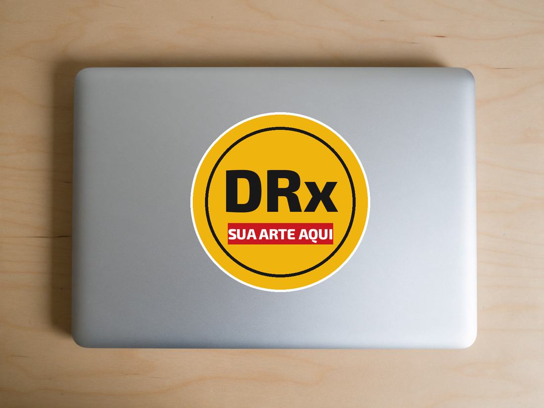 Adesivo redondo amarelo com a marca DRx aplicado na tampa de um notebook